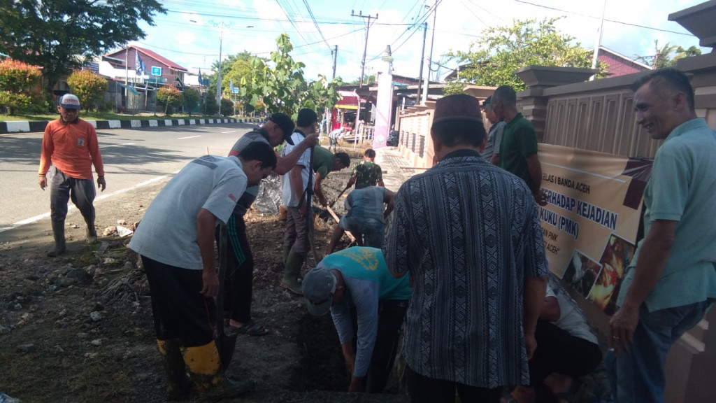 Gotong royong bersama membersihkan Saluran Drainase 